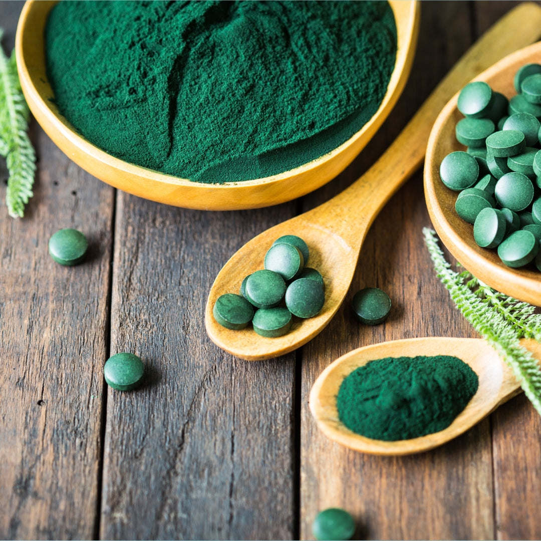 Avantages pour la santé des suppléments de spiruline et d'ashwagandha. Quelle quantité prendre ?